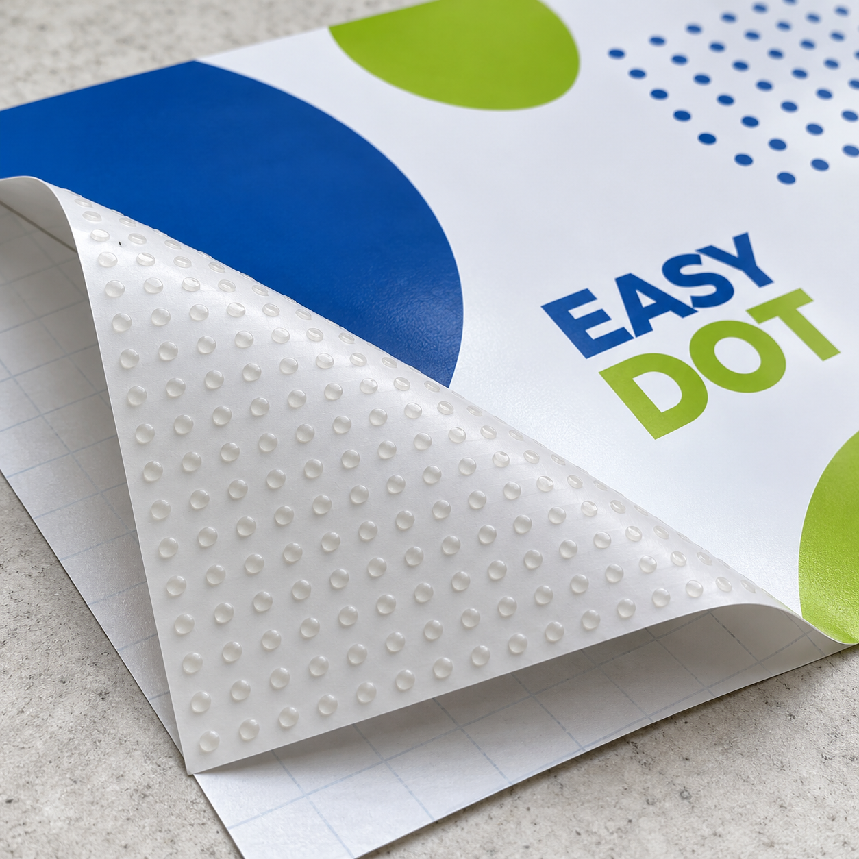 Folia Easy Dot z nadrukiem — widoczne punkty kleju na odklejonym spodzie
